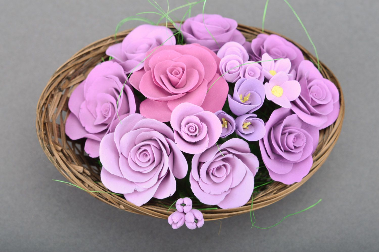 Плетеная корзина с цветами из полимерной глины ручной работы Сиреневые розы фото 4