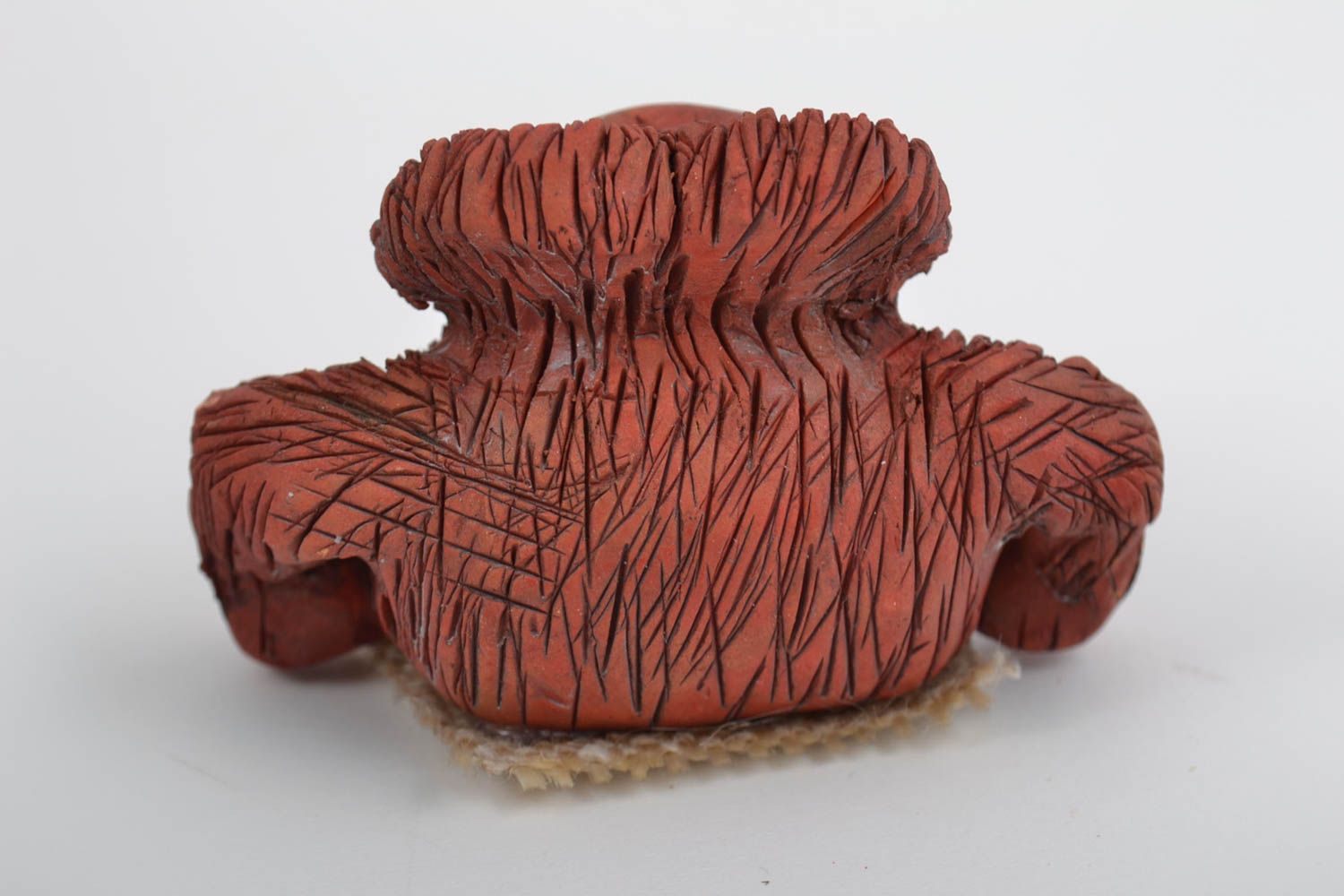 Figura decorativa artesanal de arcilla roja con forma de mono pequeño marrón  foto 4