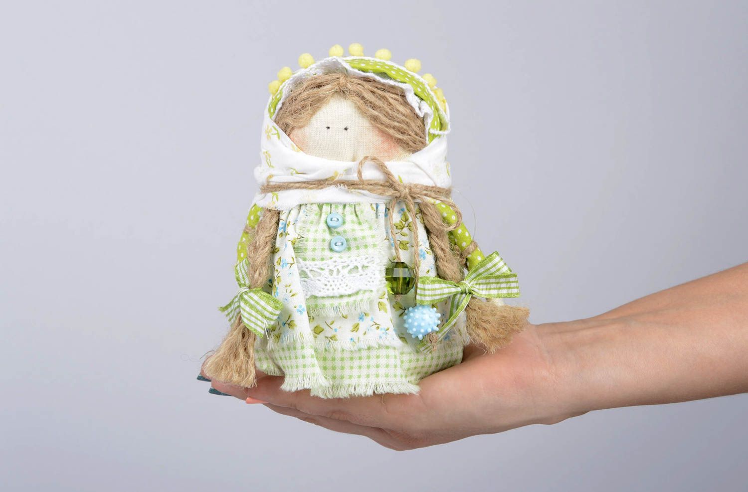 Muñeca de tela hecha a mano juguete tradicional objeto de decoración  foto 1