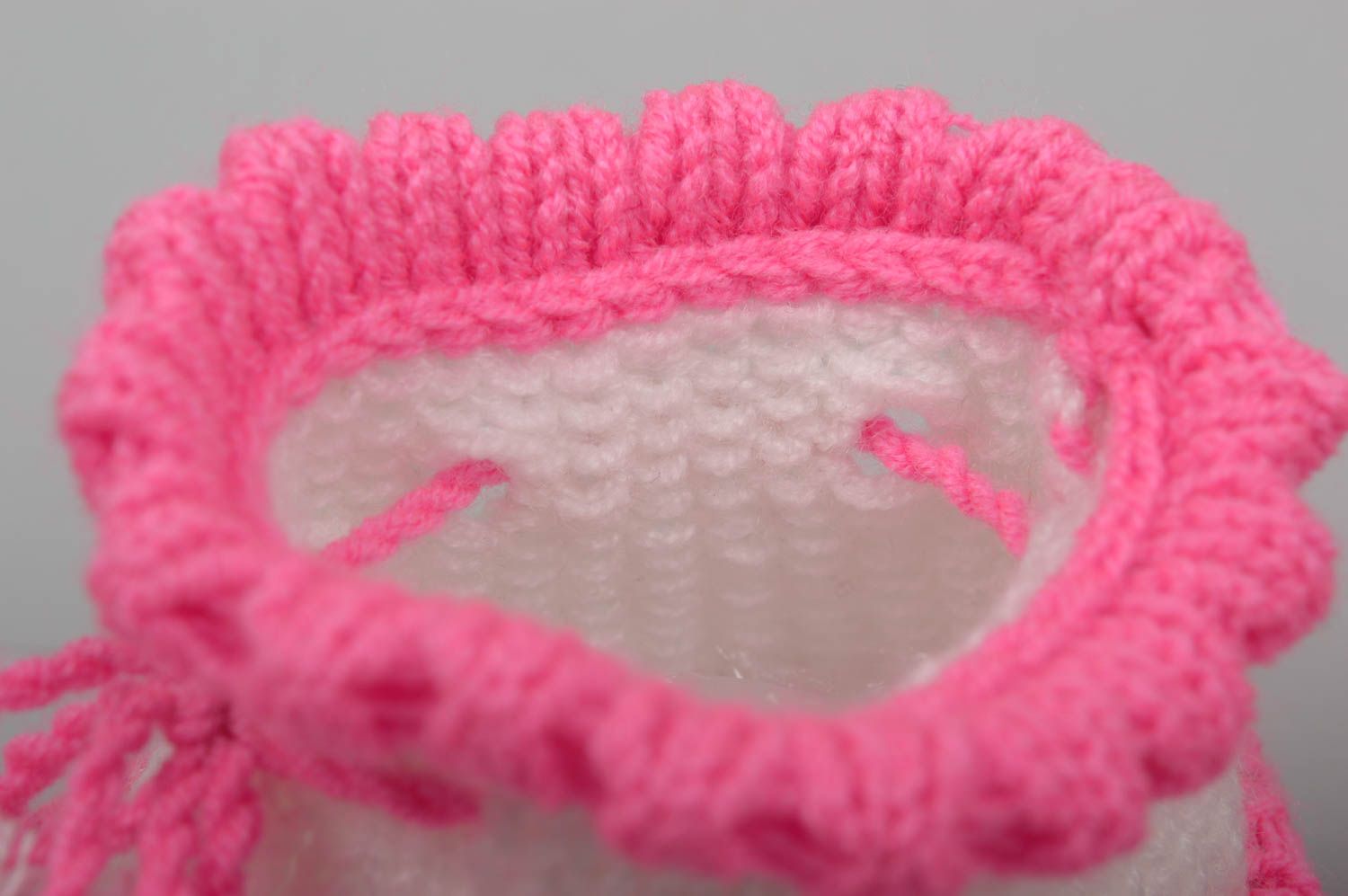 Chaussons bébé fait main Accessoire bébé rose blanc Pantoufle tricot au crochet photo 5