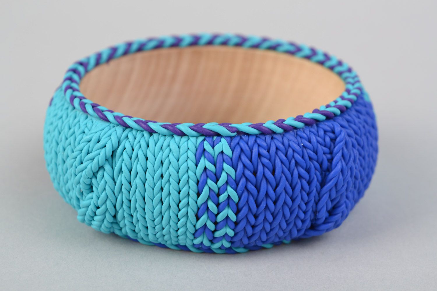 Handmade blau lila breites Armband aus Polymerton auf Holzbasis für Sommerlook foto 3