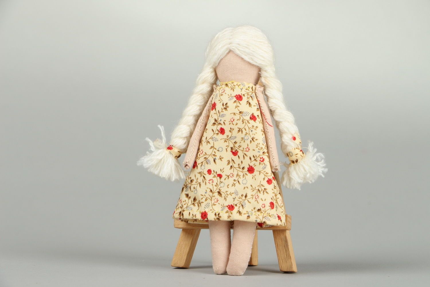 Puppe aus Baumwolle im Sommerkleid foto 4