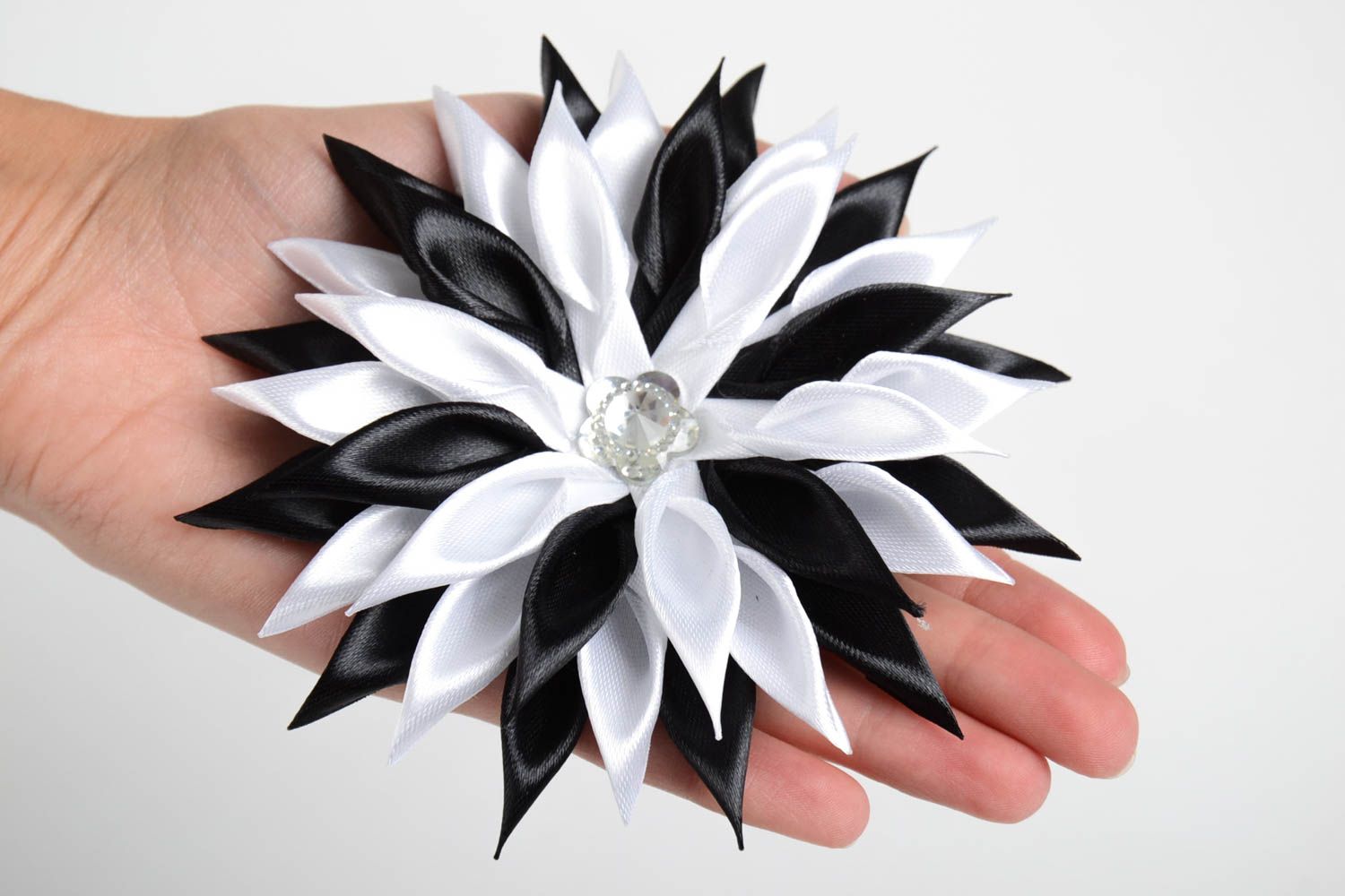 Аксессуар для волос украшение ручной работы заколка с цветком черная с белым фото 3