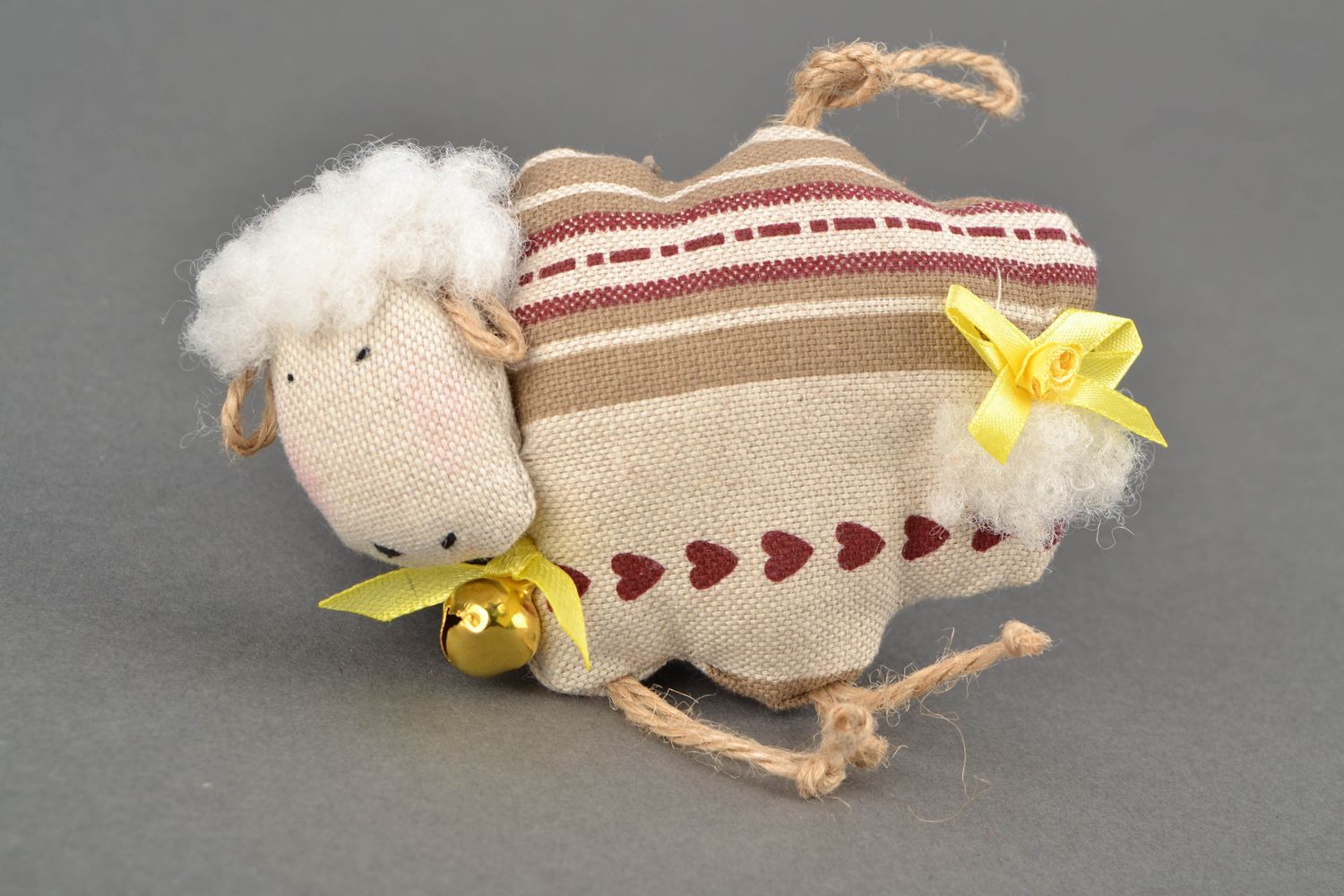 Мягкая игрушка подвеска в виде овечки тканевая фото 1