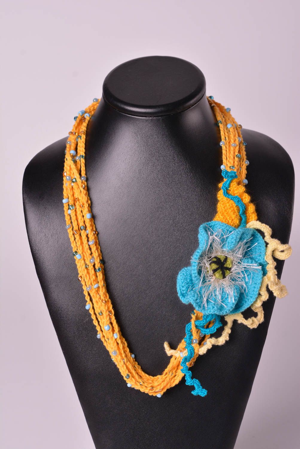 Колье ручной работы украшение из бусин колье из ниток вязаное с голубым цветком фото 1