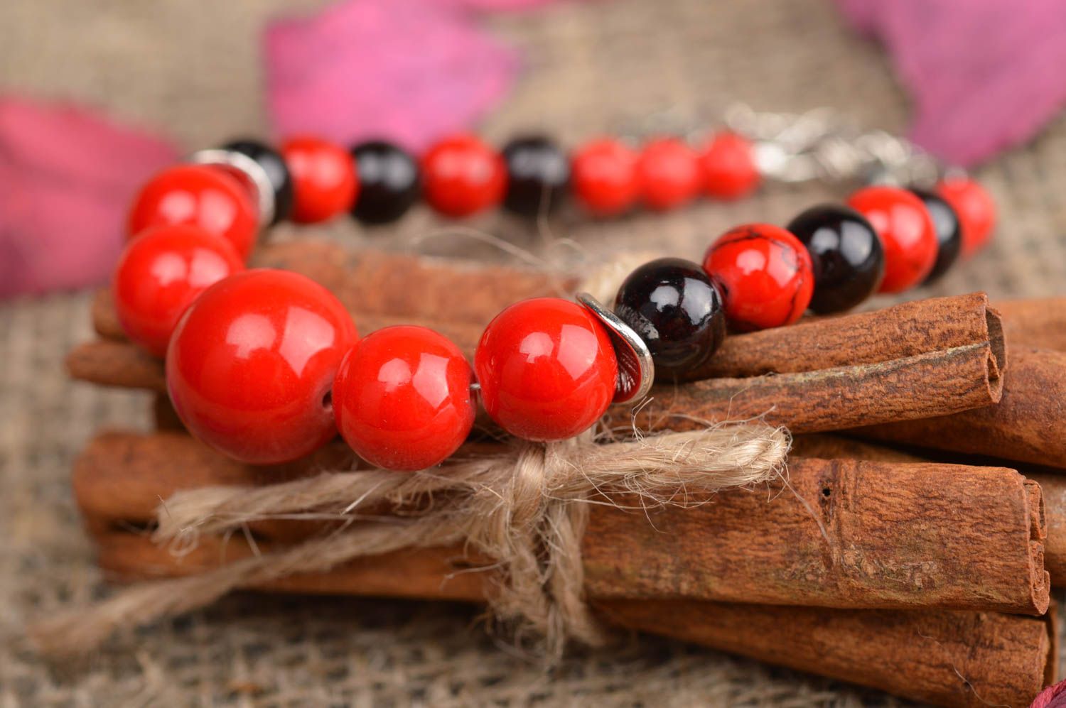 Bracelet de perles fantaisie et fil de pêche noir rouge fait main marquant photo 1
