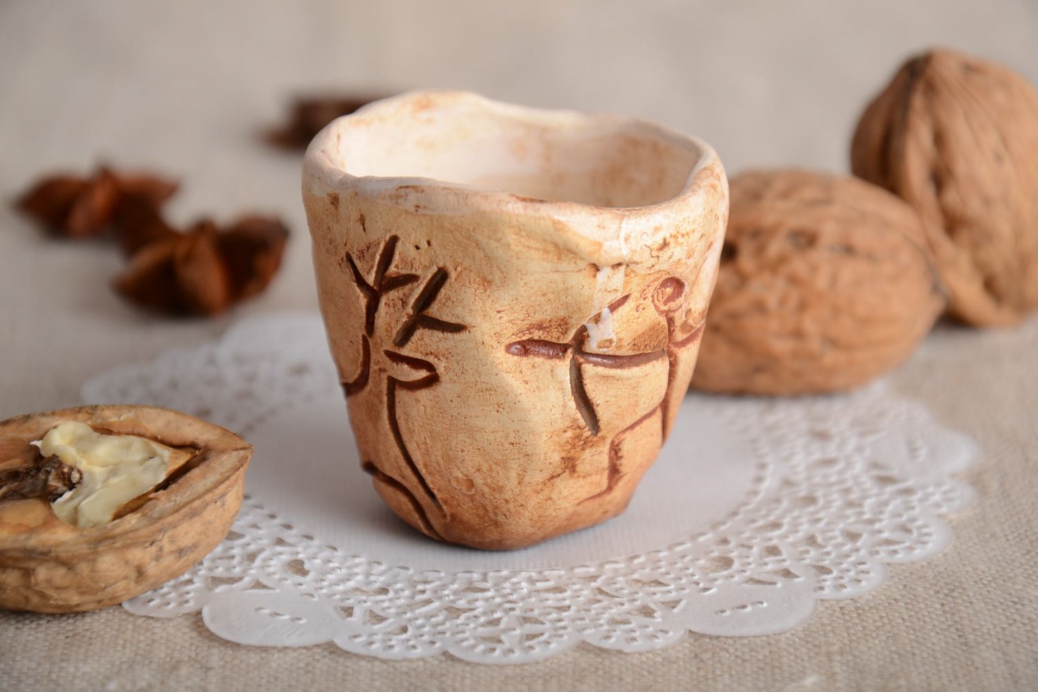 Handgemachtes Keramik Schnapsglas aus Ton mit Glasur bedeckt im Ethno Stil foto 1