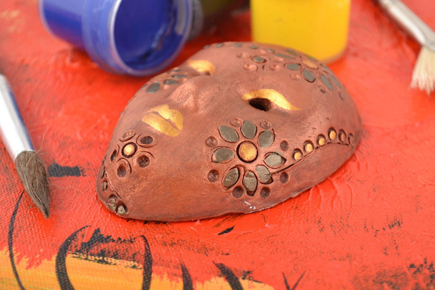 Originelle ethnische schöne keramische handgemachte Maske aus Ton mit Bemalung foto 1