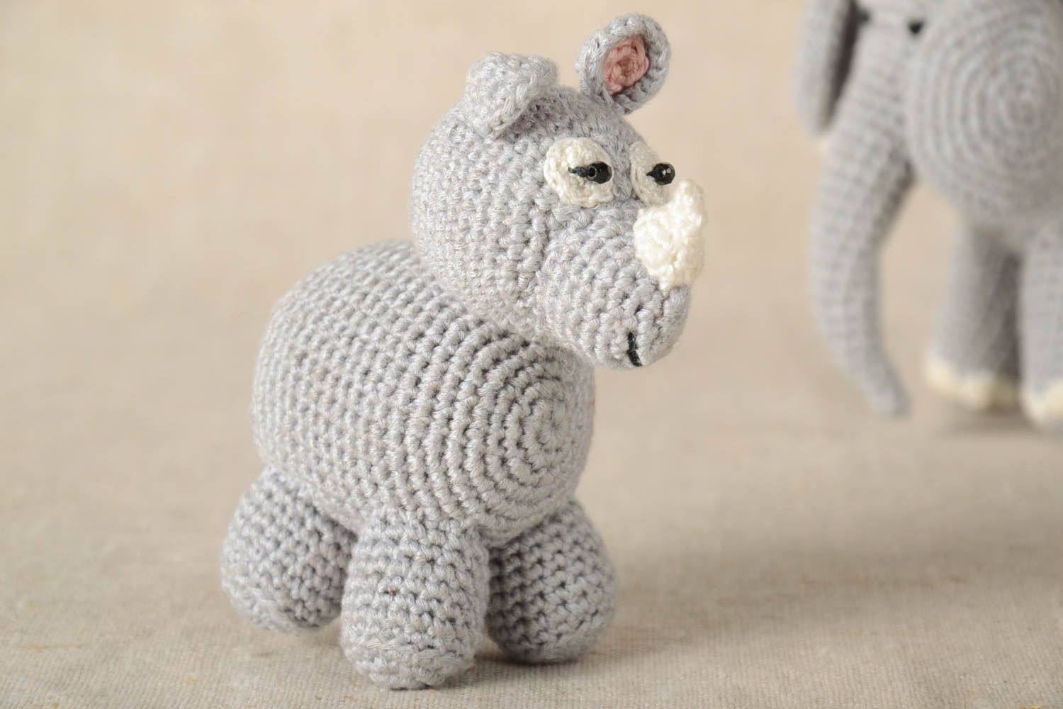 Peluche rhinocéros faite main Jouet tricoté en coton au crochet Cadeau enfant photo 1