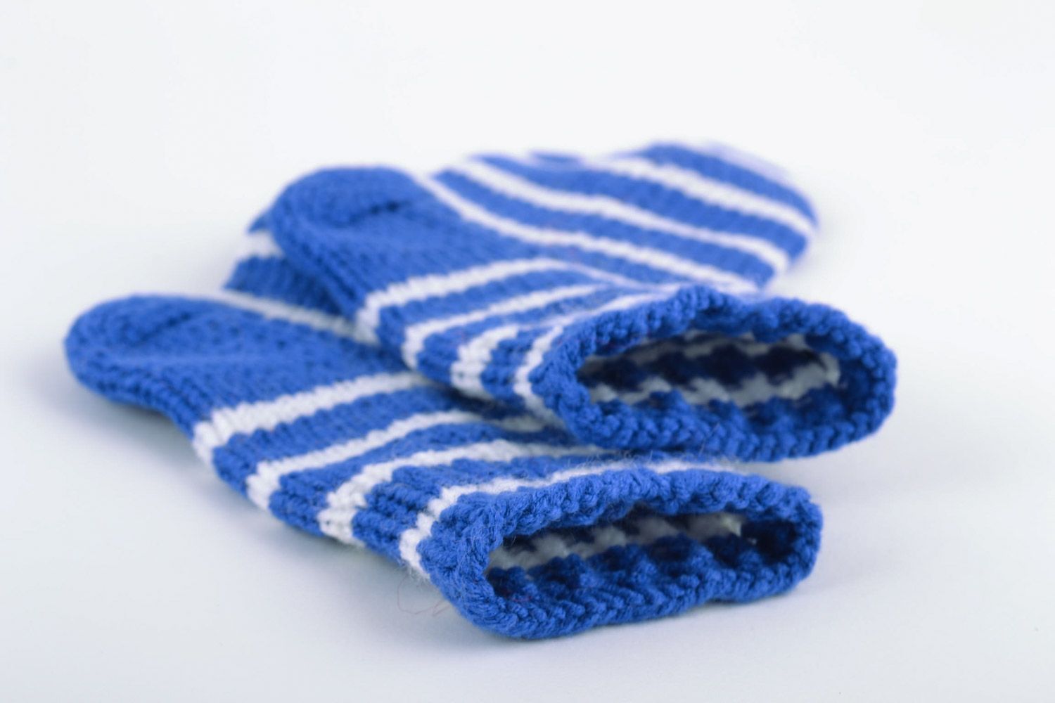 Вязаные полосатые носки для ребенка синие с белым маленькие теплые ручной работы фото 4