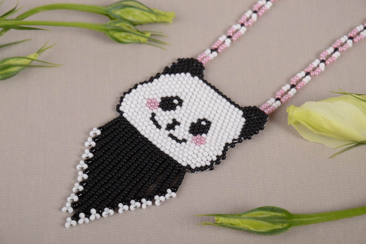 Кулон из бисера в виде панды белый с черным небольшой длинный ручная работа фото 1