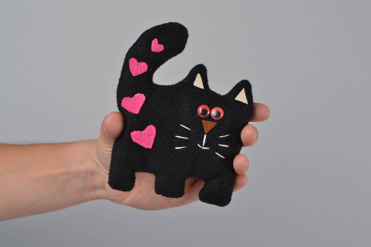 Игрушка из флиса кот мягкая черная с сердечками красивая небольшая ручной работы фото 2