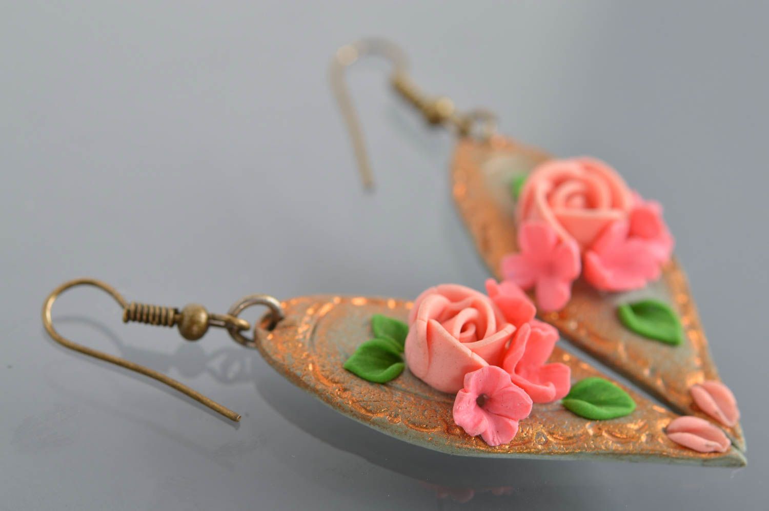 Boucles d'oreilles en pâte polymère pendantes faites main avec roses roses photo 4