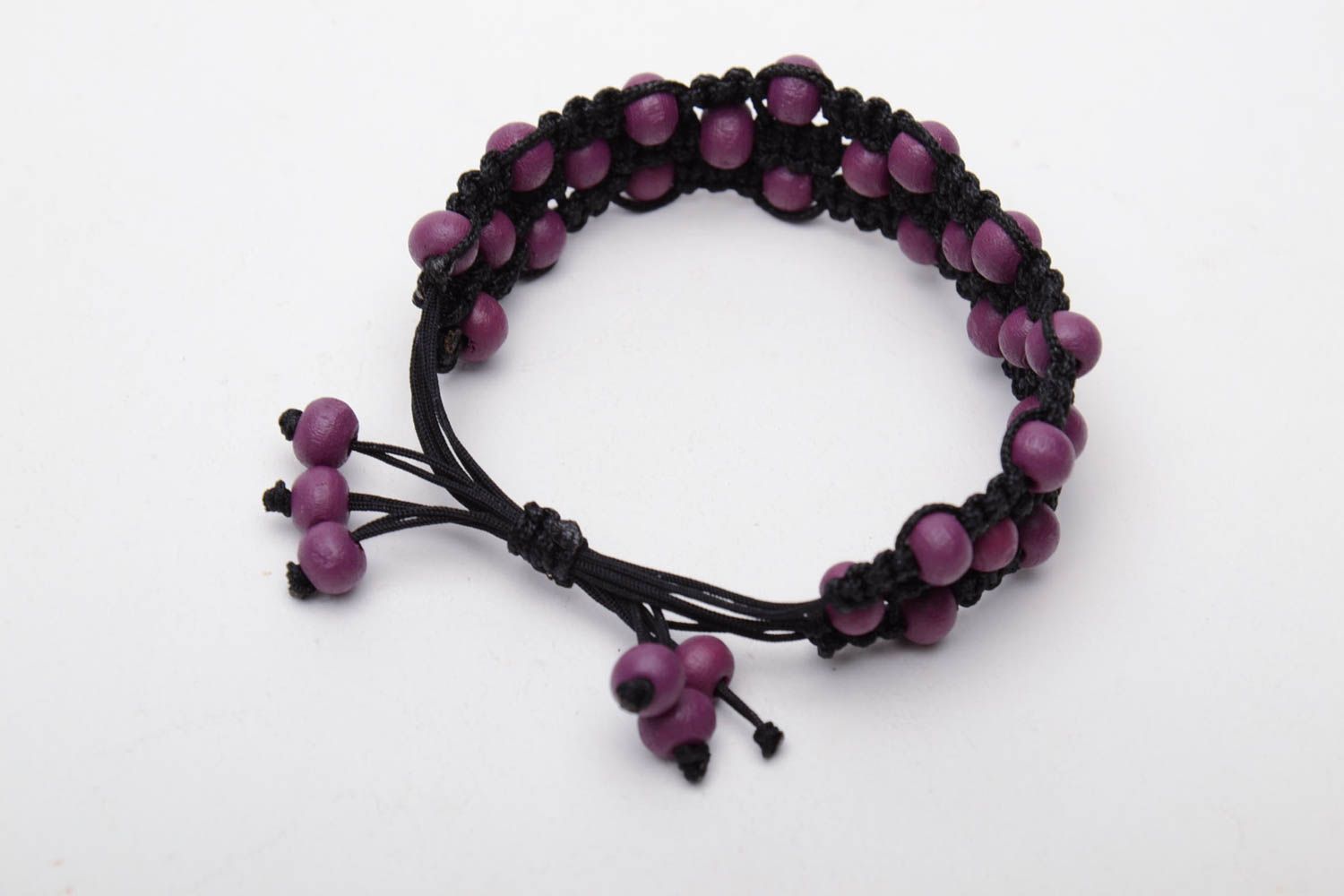 Плетеный браслет из деревянных бусин фиолетовый фото 4
