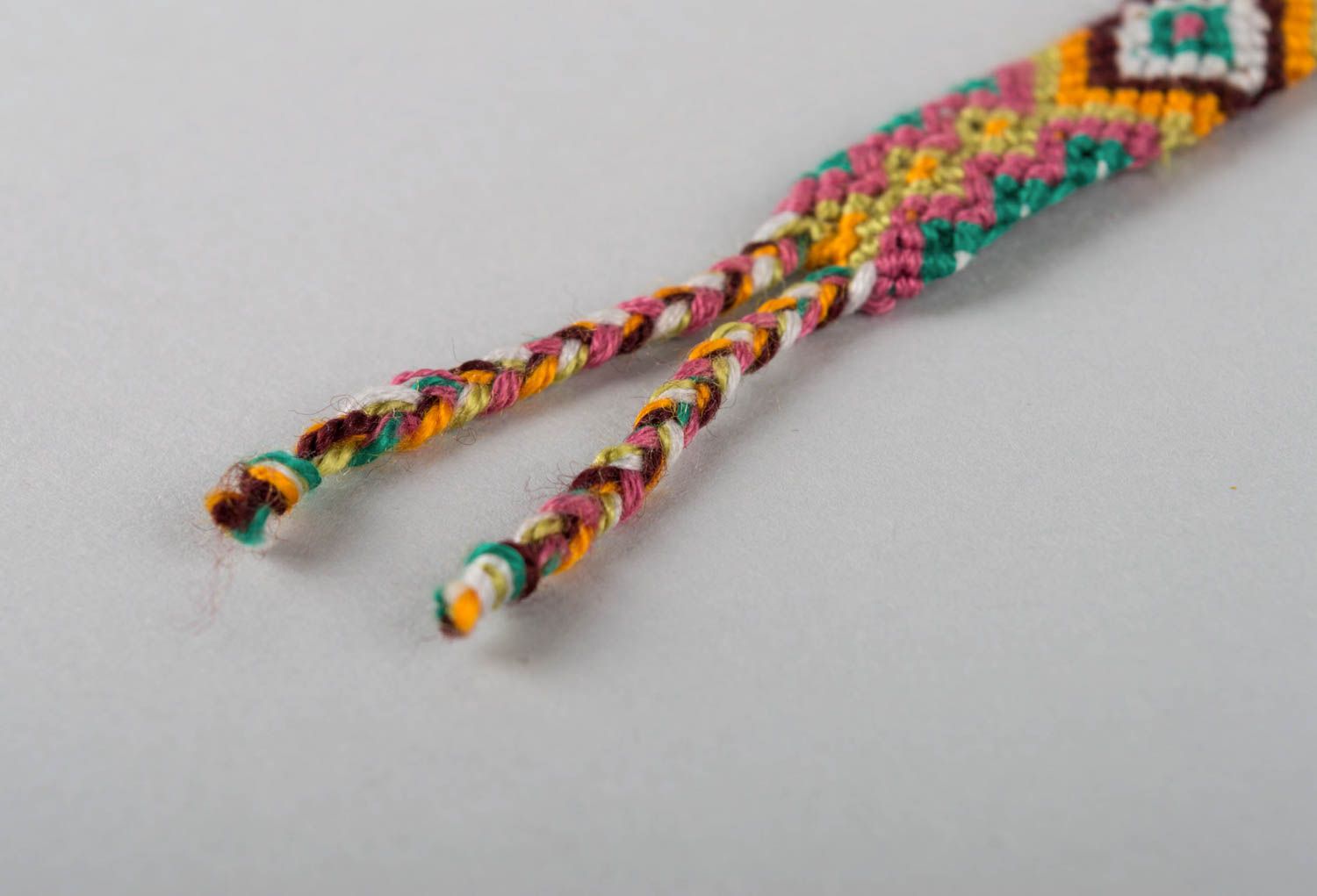 Нитяной браслет фенечка с орнаментом плетеный из мулине ручной работы фото 5