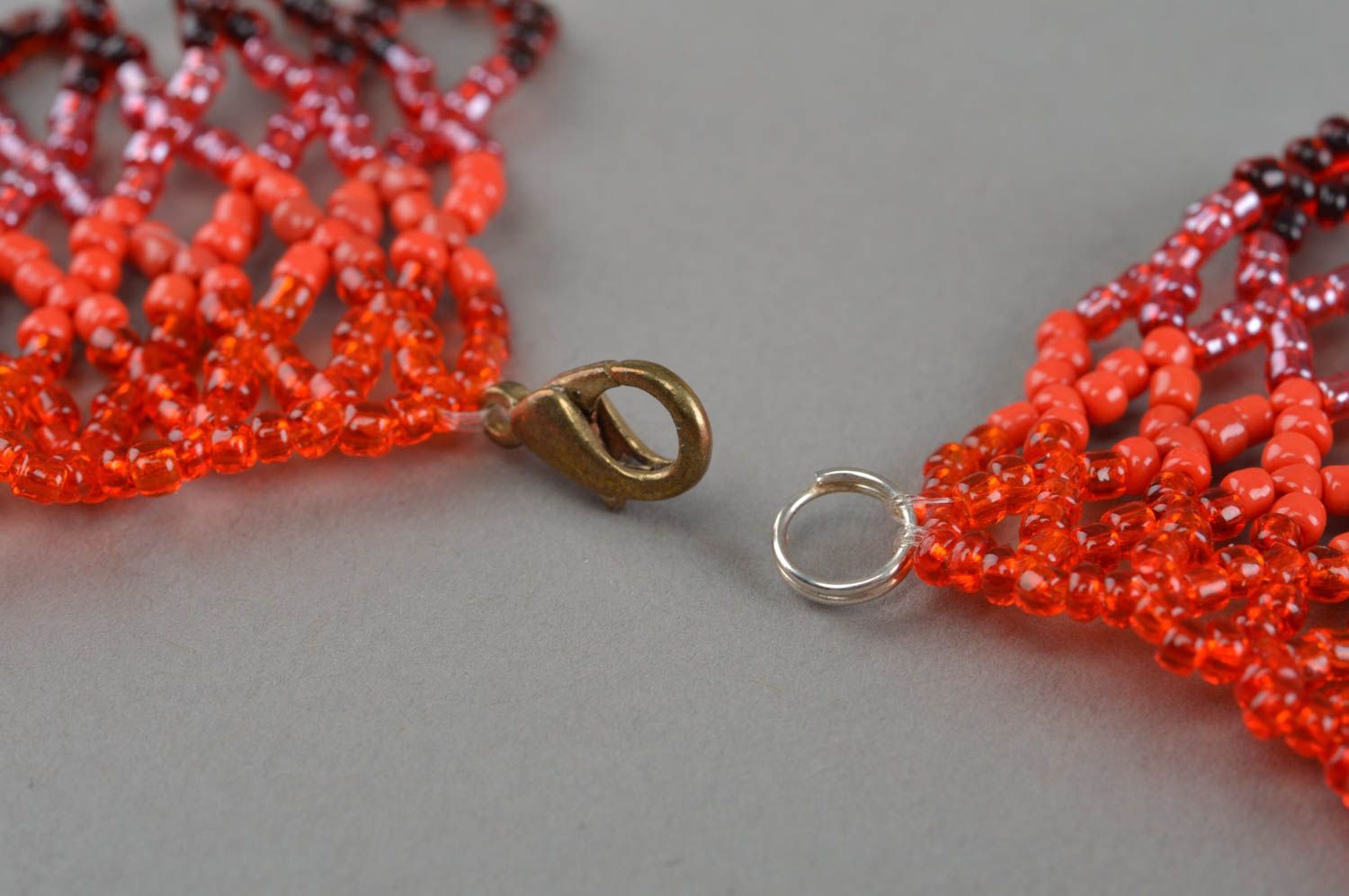 Ожерелье из бисера плетеное ручной работы оригинальное в красной цветовой гамме фото 4