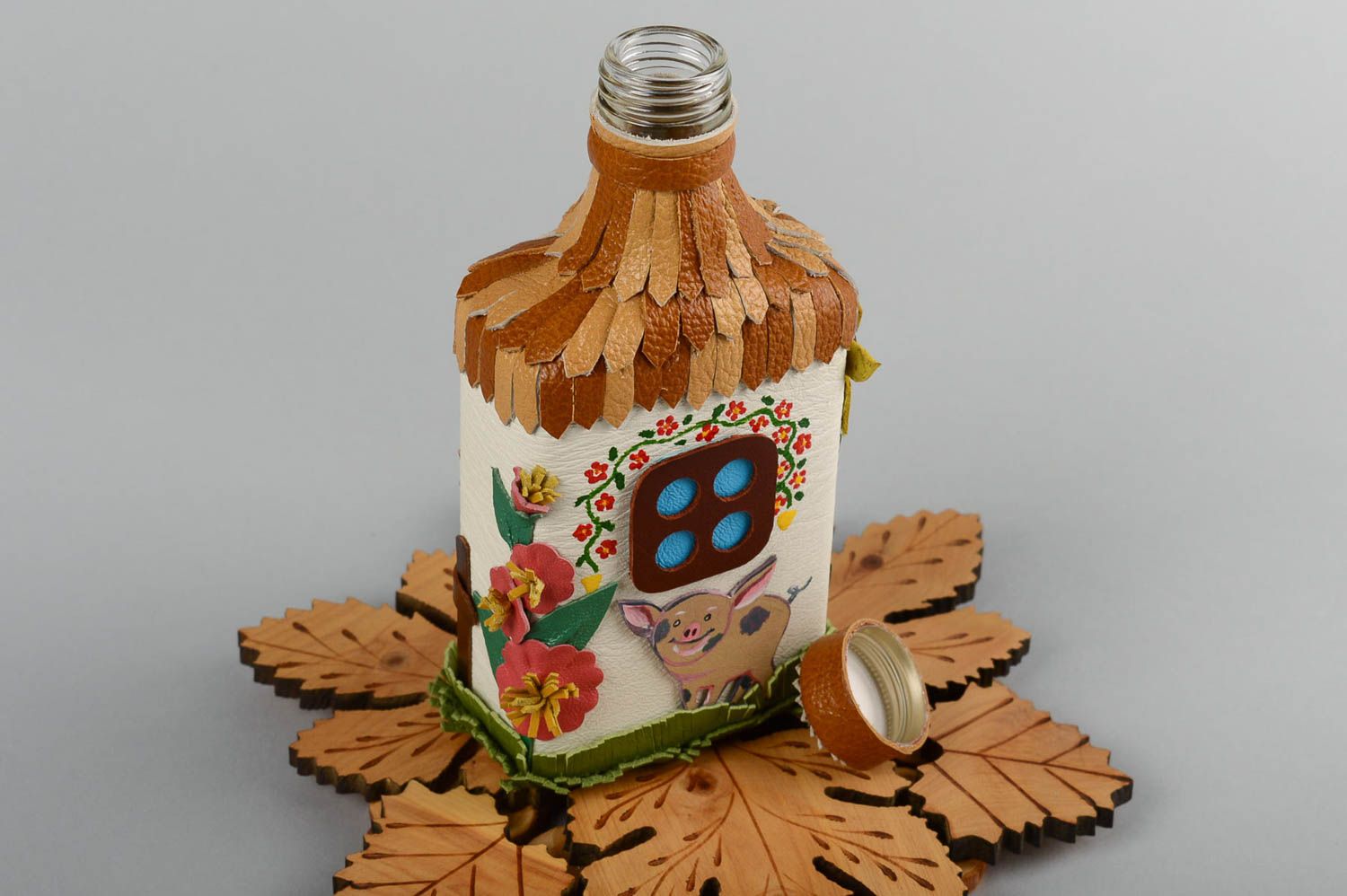Необычная стеклянная бутылка декорированная кожей хенд мейд в этно стиле декор фото 1