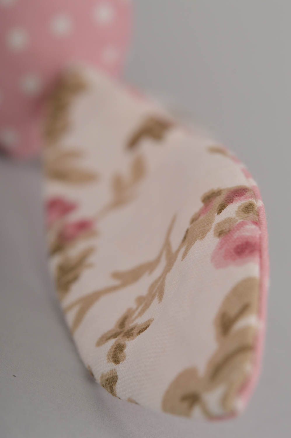 Schönes handmade Kuscheltier Hase aus Baumwollstoff rosa mit weißen Punkten foto 4