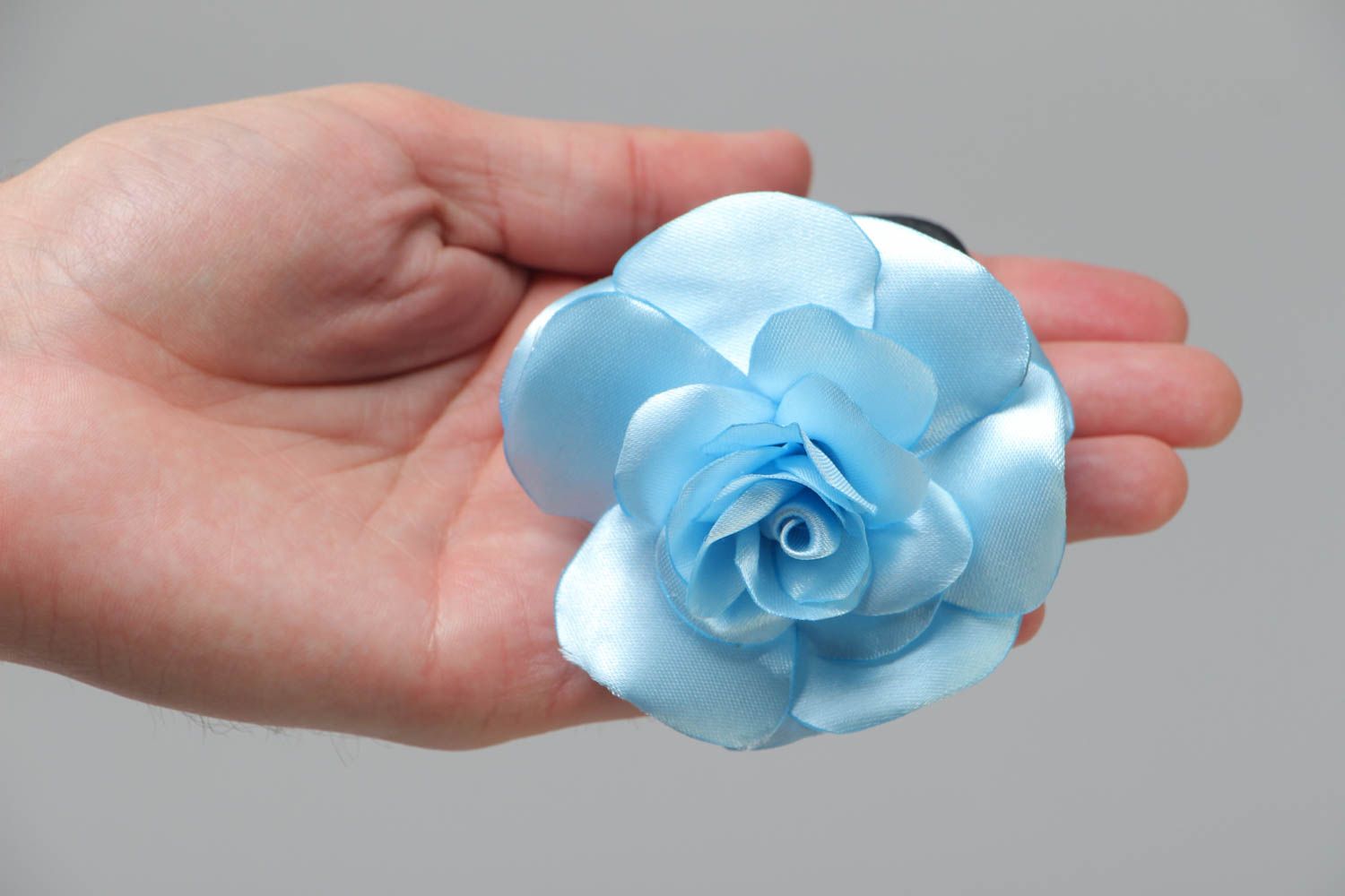 Резинка для волос из атласных лент голубая роза ручной работы женская красивая фото 5