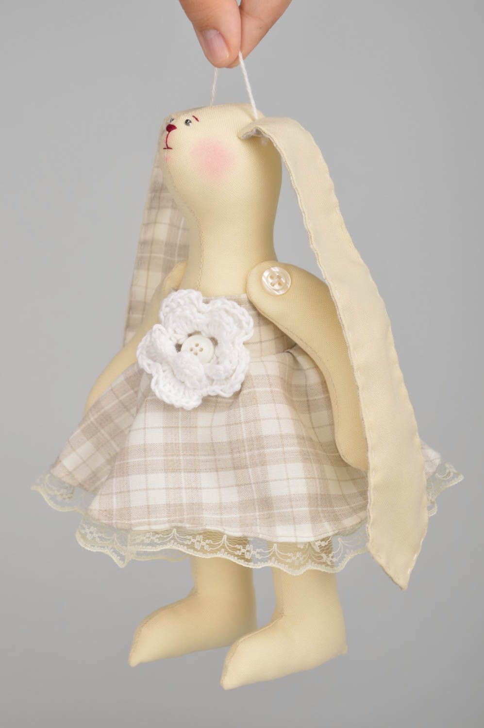 Красивая мягкая игрушка в клетчатом платье с петелькой для декора ручной работы фото 5