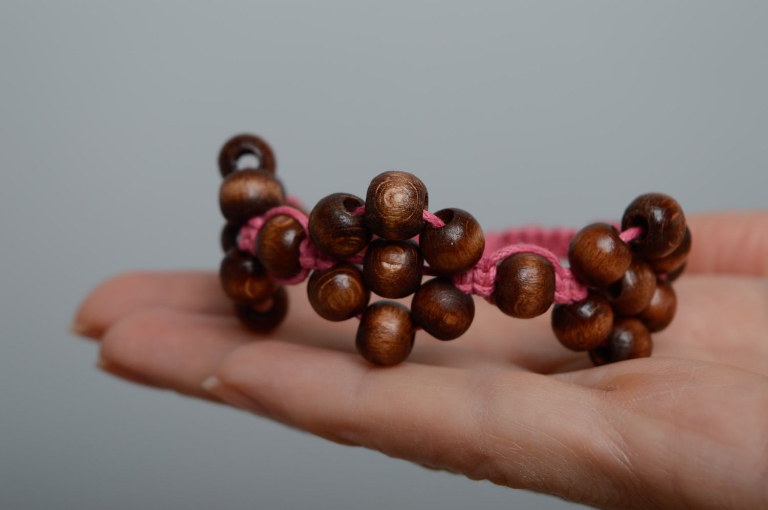 Bracelet en macramé avec perles en bois marron et rose fait main pour femme photo 3