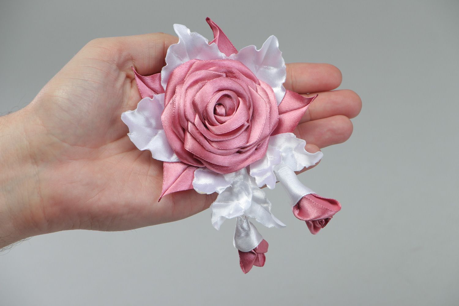 Broche en tissu faite main technique de kanzashi en satin rose et blanc photo 4