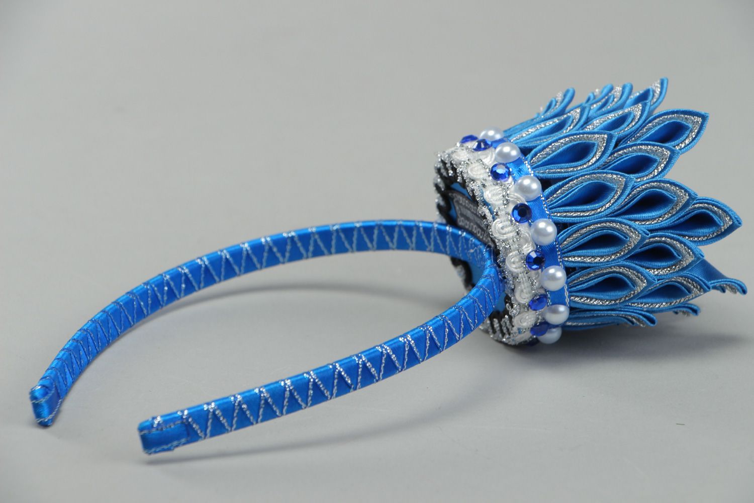 Обруч на голову с короной из репсовых лент синий женский ручной работы в технике канзаши фото 2