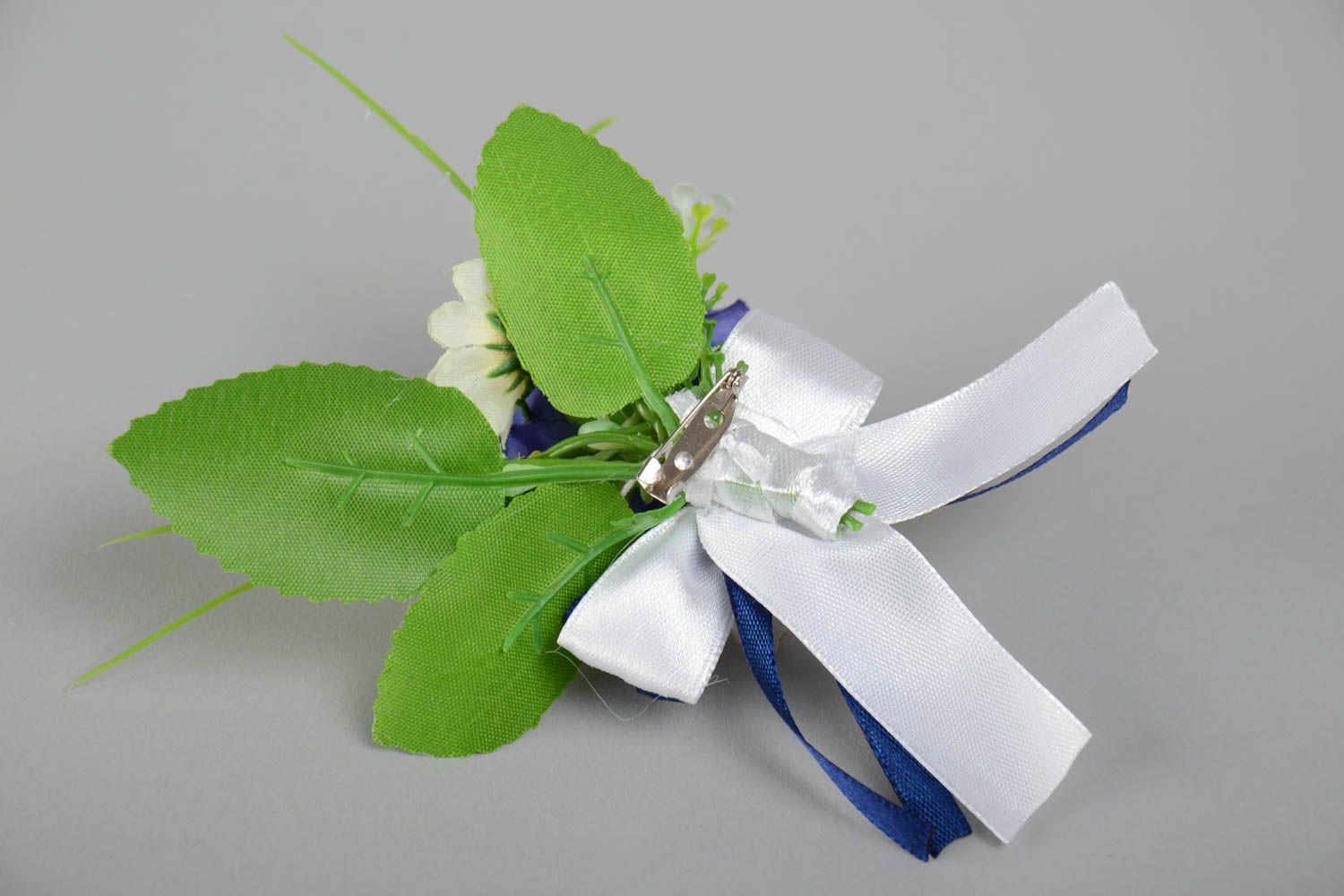 Handmade Boutonniere für Bräutigam aus Atlasband und künstlichen Blumen  foto 3