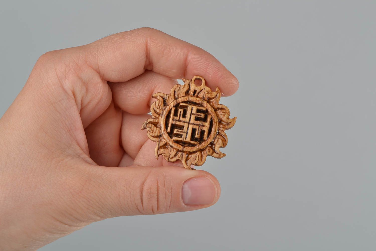 Pendentif fait main style slave amulette en bois naturel verni accessoire photo 2