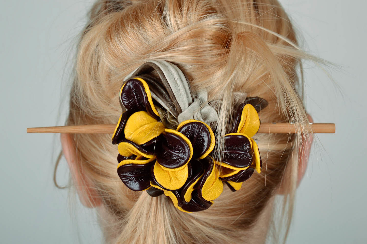 Pique à cheveux jaune avec fleurs artificielles en cuir naturel photo 5