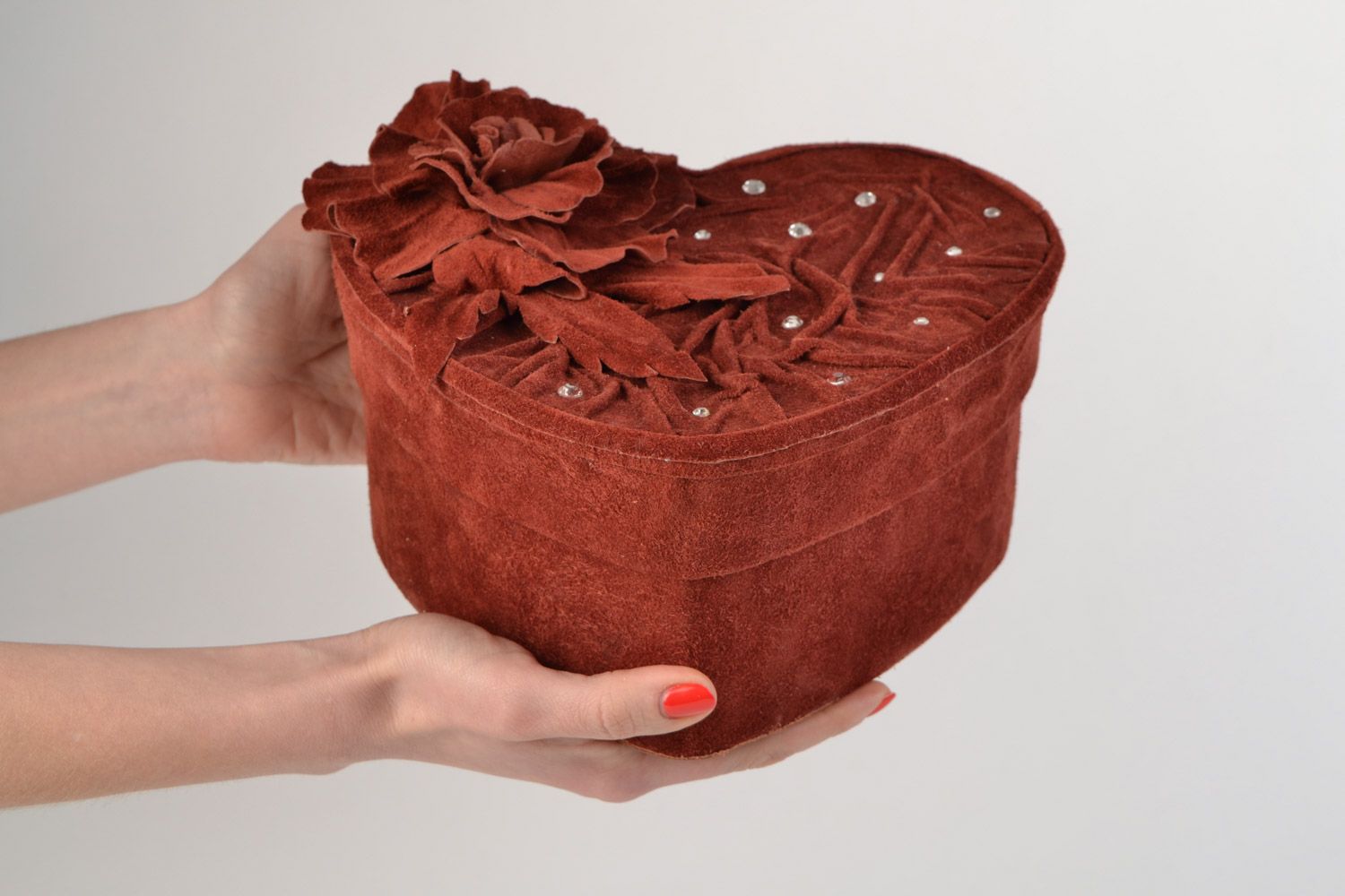 Handmade heart shaped designer jewelry box fitted with suede of brown color photo 2