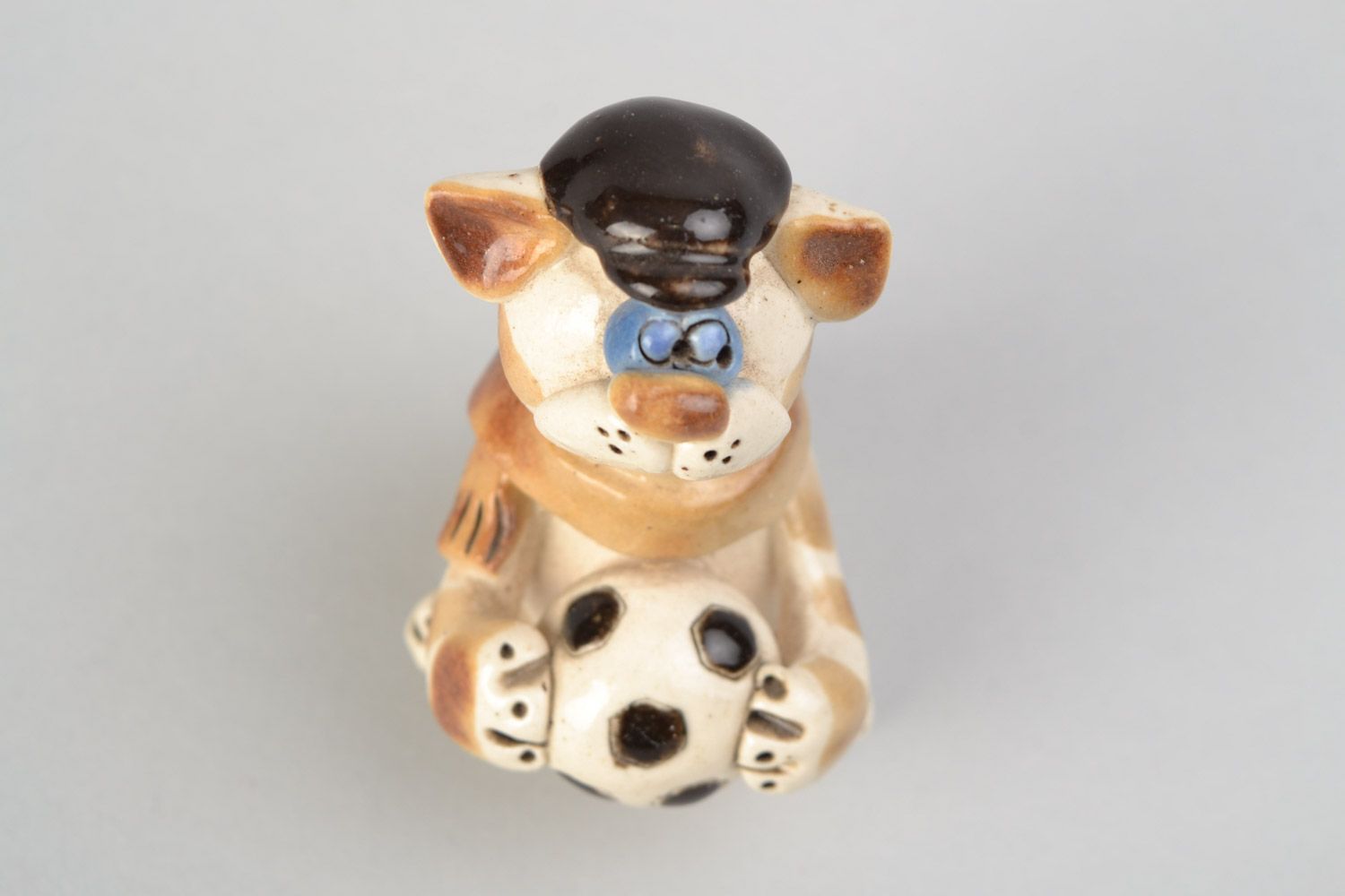 Фигурка из глины кот с футбольным мячом маленький забавный милый ручной работы фото 3