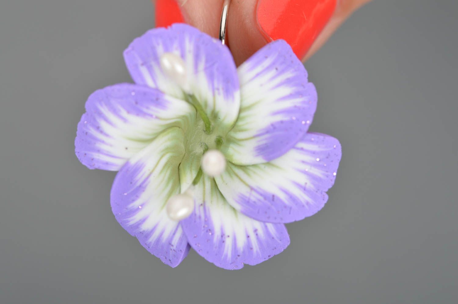 Pendientes con flores de arcilla polimérica morados hechos a mano foto 3