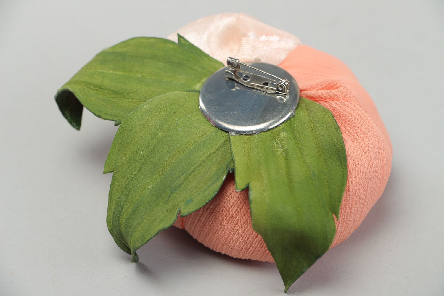 Шифоновая брошь в виде цветка кораллового цвета ручной работы для женщин авторская фото 3