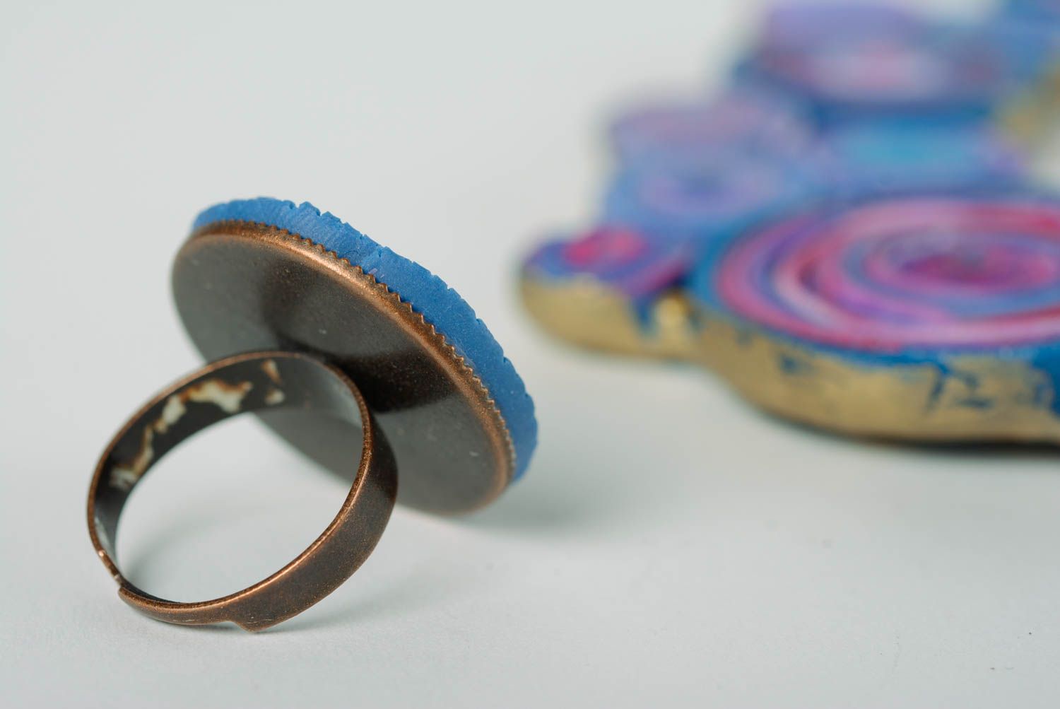 Набор украшений из полимерной глины ручной работы кольцо и колье синие 2 шт фото 3