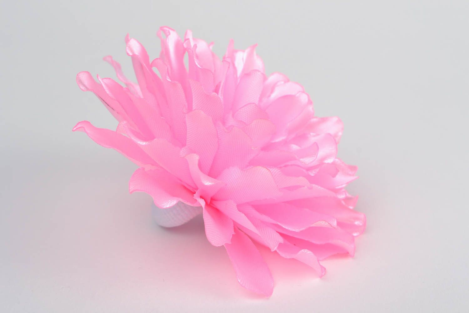 Детская резинка из атласных лент большая в виде цветка розовая ручной работы фото 4
