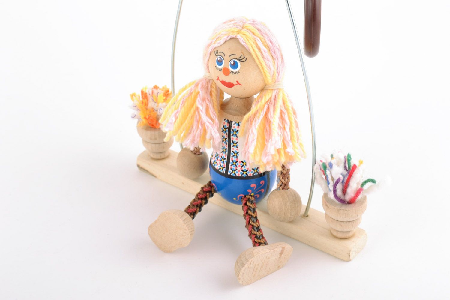 Petit jouet artisanal en bois peint original fait main Fillette sur balançoire photo 4