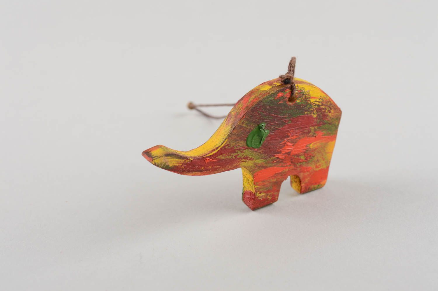 Chaveiro de madeira pintado para chaves na forma de um elefante foto 5