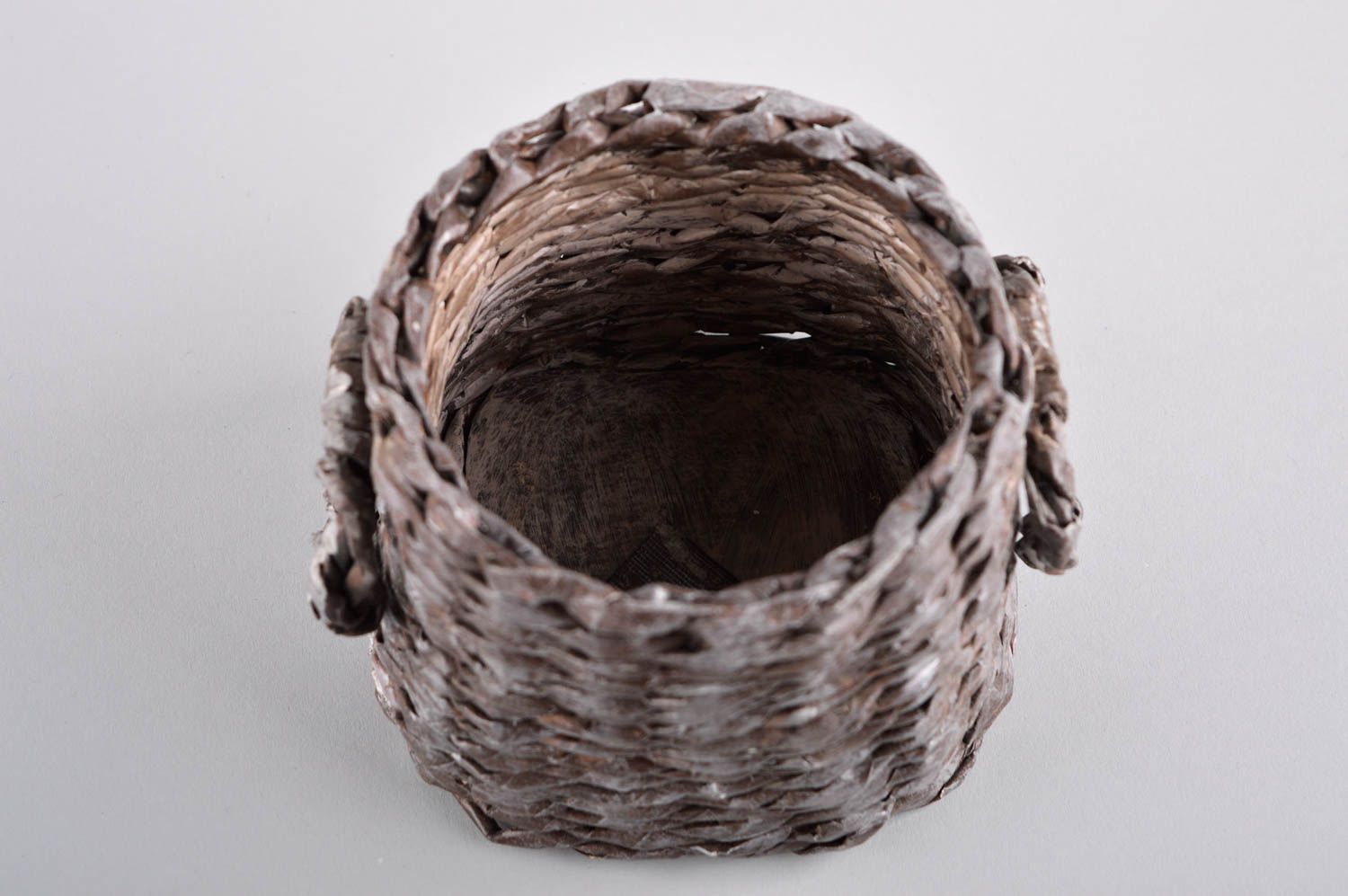 Elemento decorativo hehco a mano cesta artesanal de papel regalo para amigos foto 4