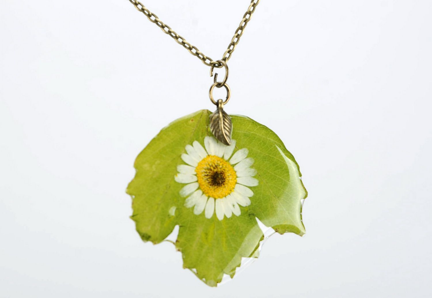 Pendant with camomile covered with epoxy photo 3