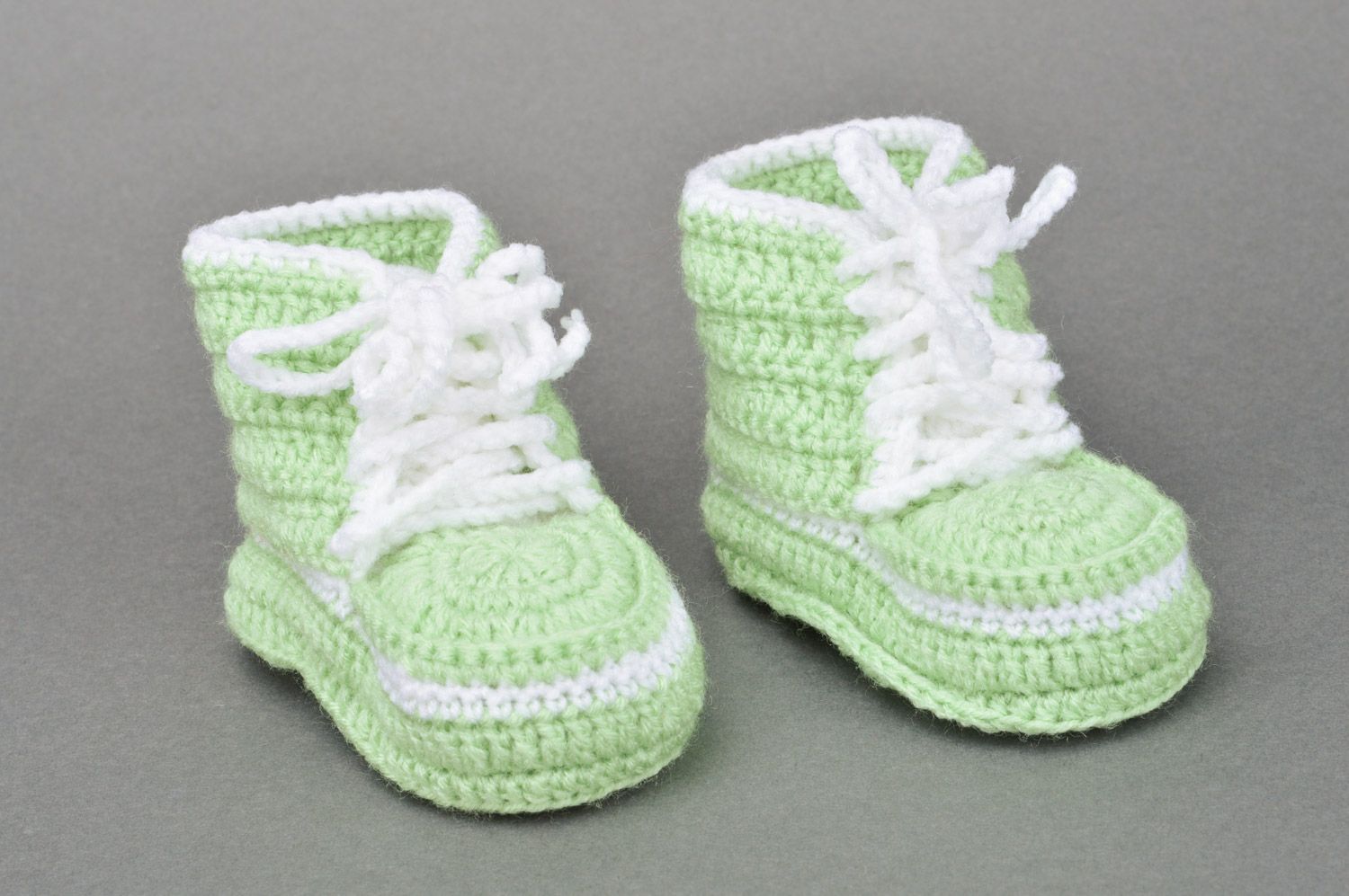 Warme originelle hellgrüne gehäkelte Babyschuhe mit Schuhbändern aus Baumwollfäden  foto 2