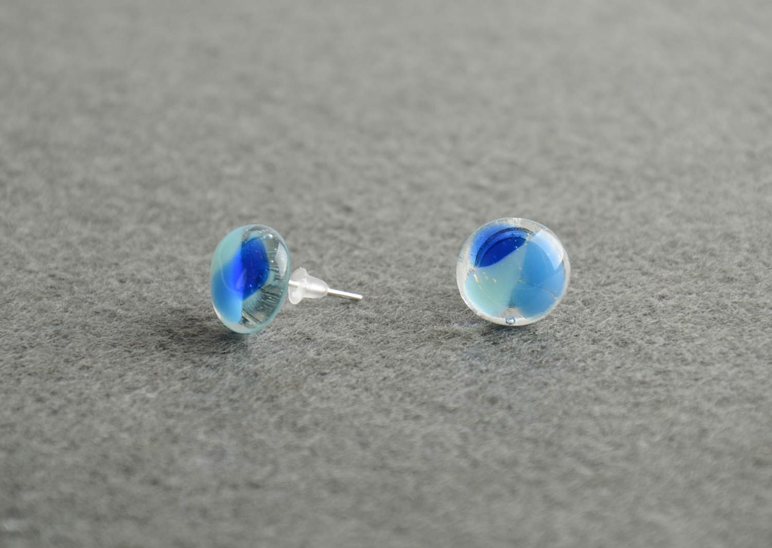 Petites boucles d'oreilles clous rondes bleues transparentes faites main photo 1