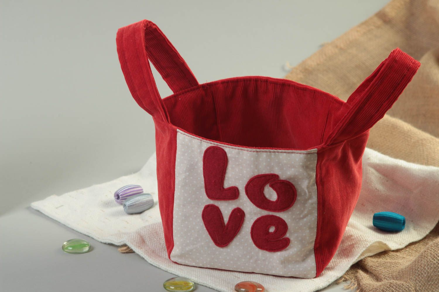 Мягкая корзина для игрушек красная с надписью Love из хлопка ручной работы фото 1