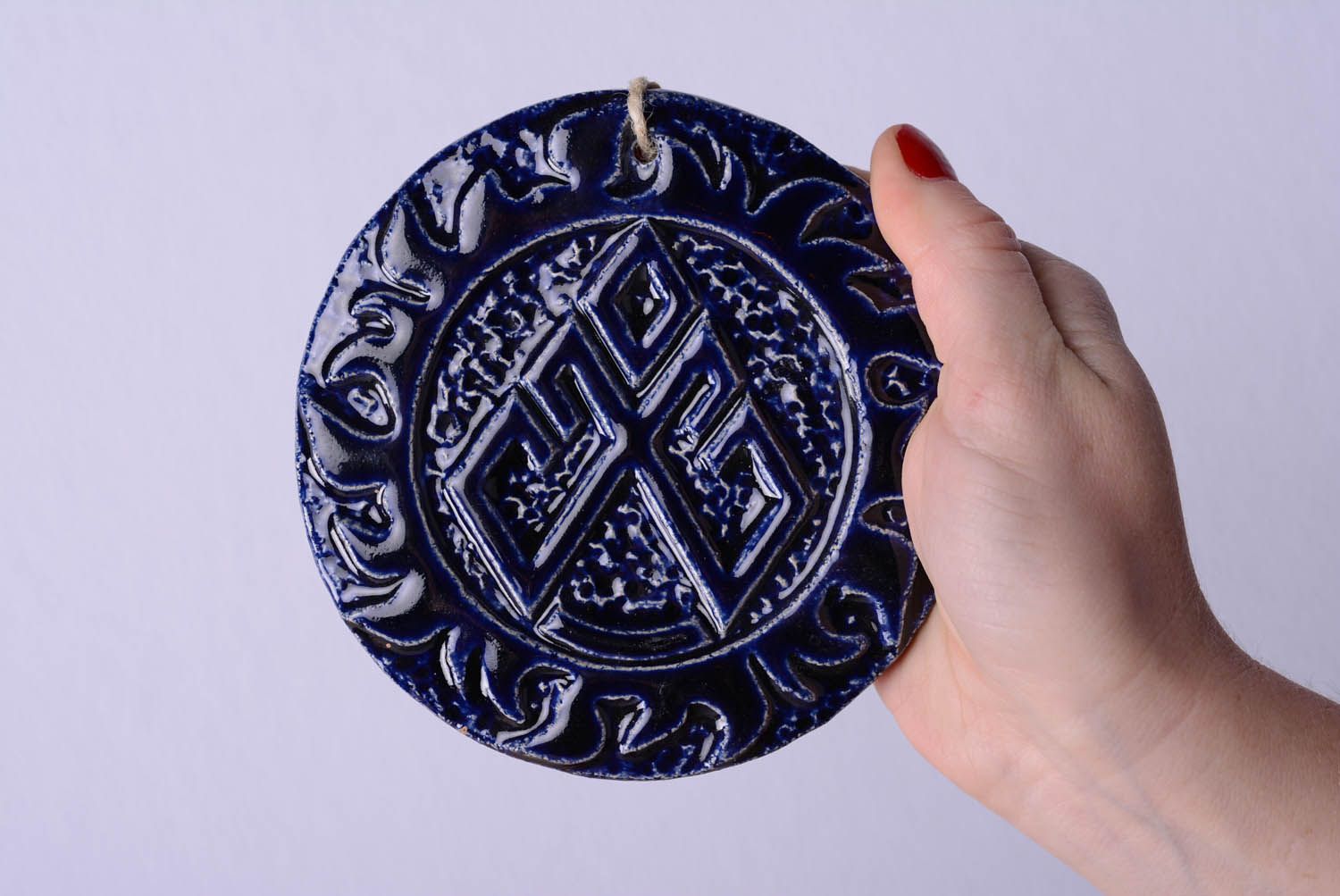 Pingente talismã de cerâmica de interior feito de argila e coberto com esmalte Lelia foto 4