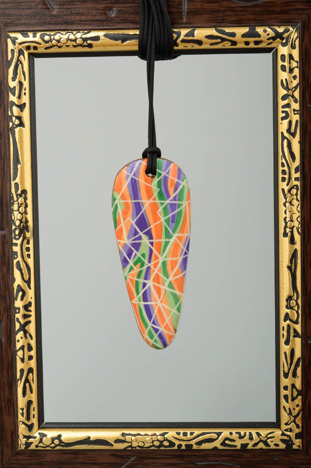 Pendentif bois Bijou fait main grand peint multicolore lacet Accessoire femme photo 1