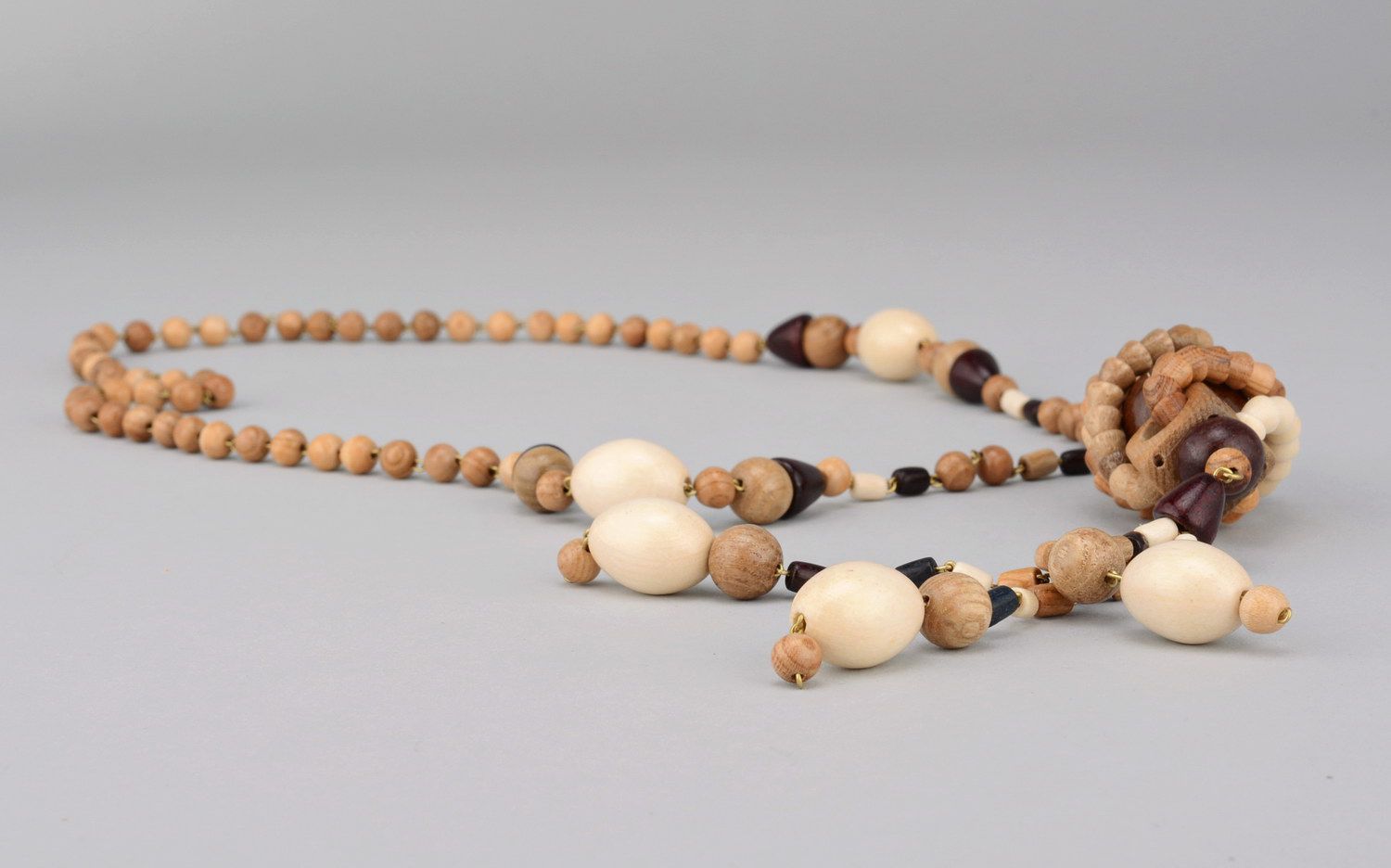 Long beads of different types of wood without clasps photo 3