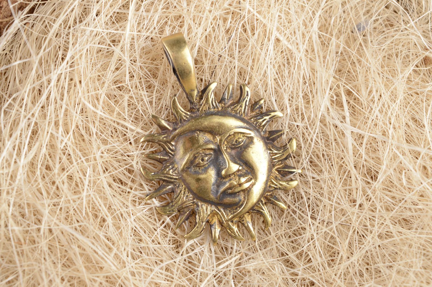Pendentif métal Bijou fait main bronze design lune soleil Accessoire pour femme photo 1