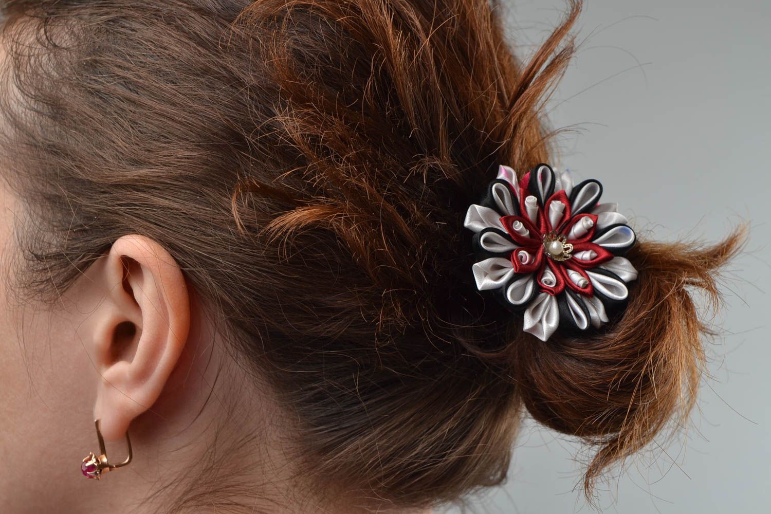 Handmade Haarnadel mit Blume aus Atlasbändern künstlerisch groß schön foto 1