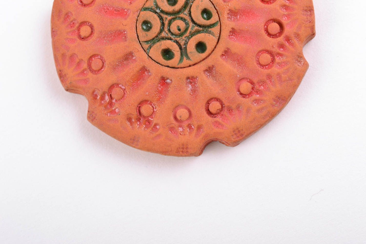 Ciondolo in ceramica fatto a mano pendente rosso con laccio artigianale dipinto  foto 3