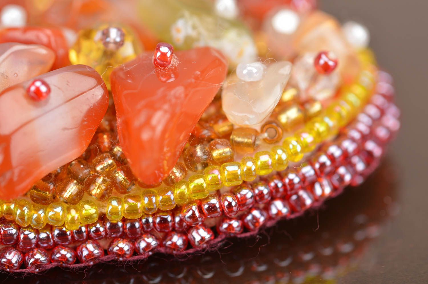 Broche cœur en perles de rocaille faite main design de créateur cadeau femme photo 4